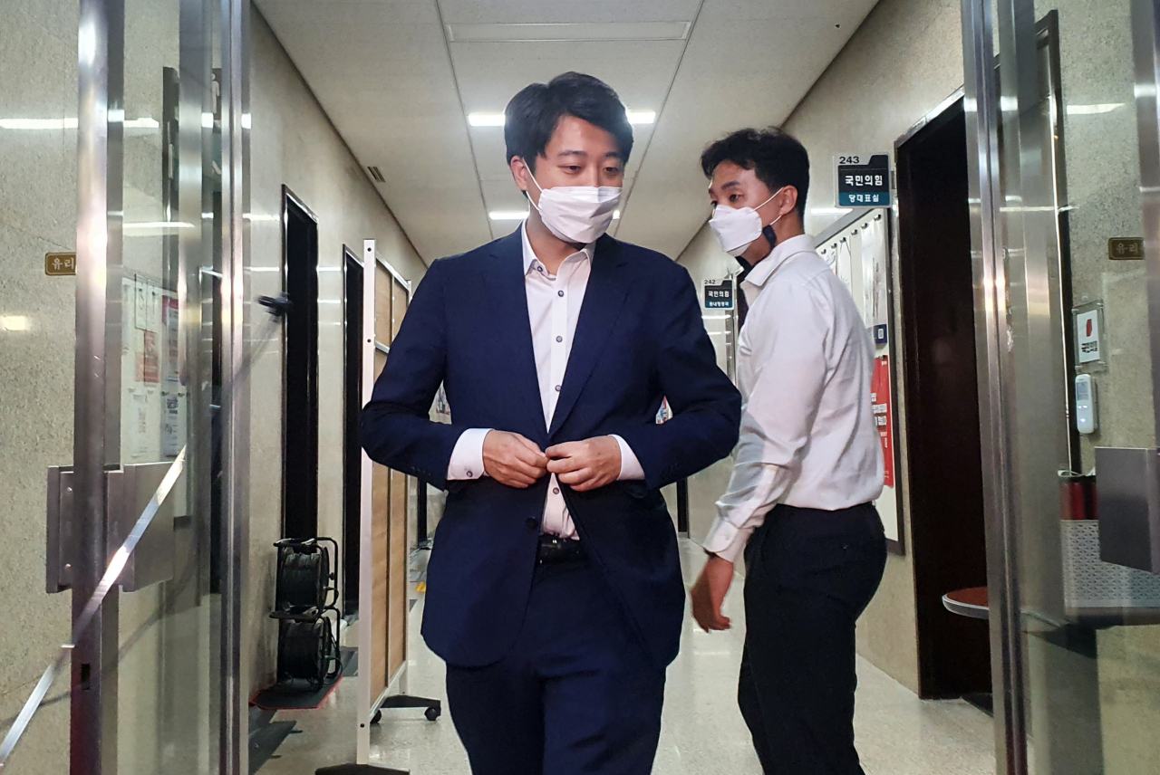 국민의힘 이준석 대표가 지난달 30일 밤 서울 여의도 국회에서 긴급 최고위원회의를 마치고 나오고 있다. [연합]