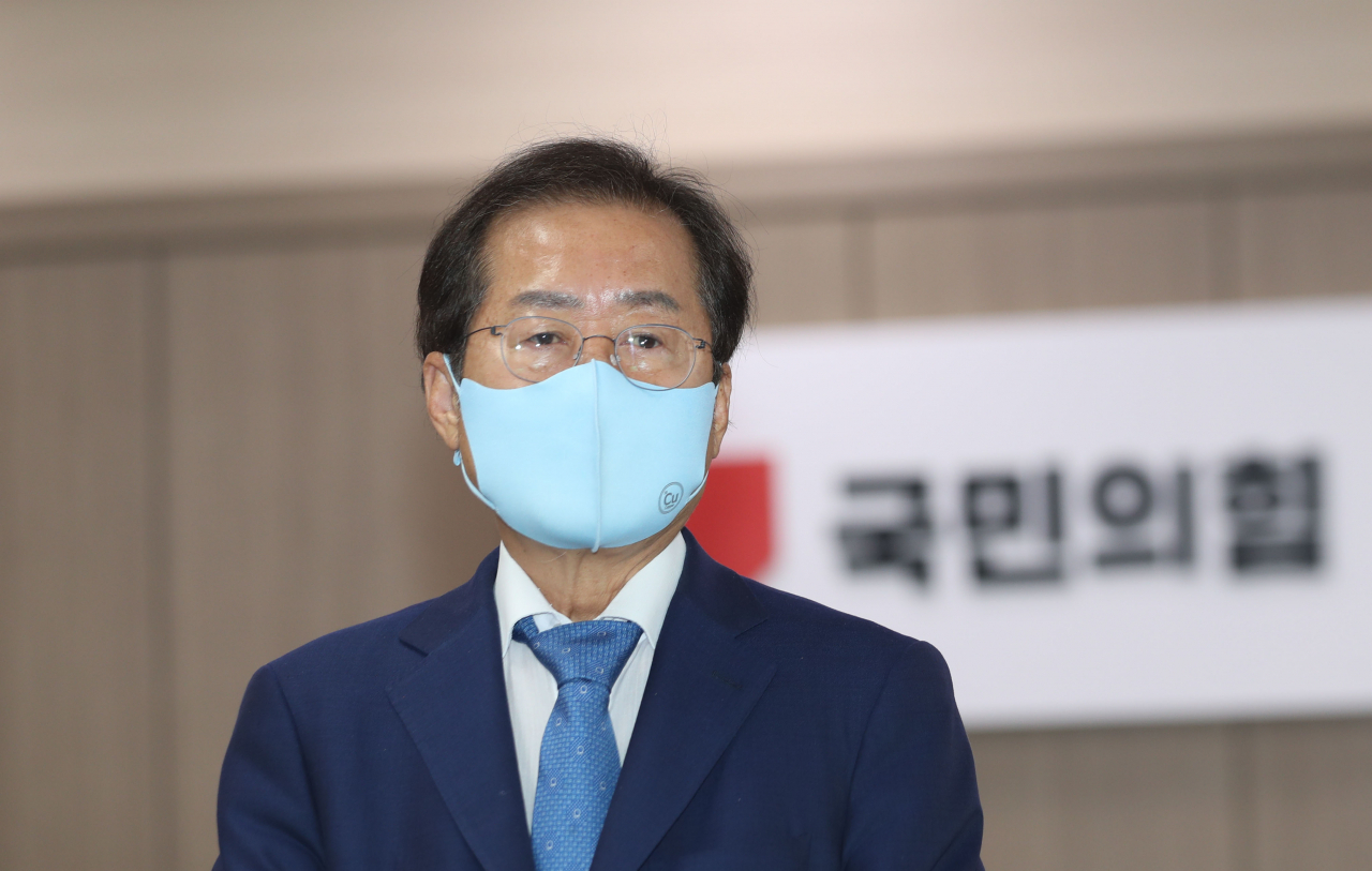 국민의힘 대선 주자인 홍준표 의원이 3일 부산시당에서 열린 'jp 희망캠프 부산 선대위 임명장 수여식'에 참석, 참석자들을 바라보고 있다. [연합]
