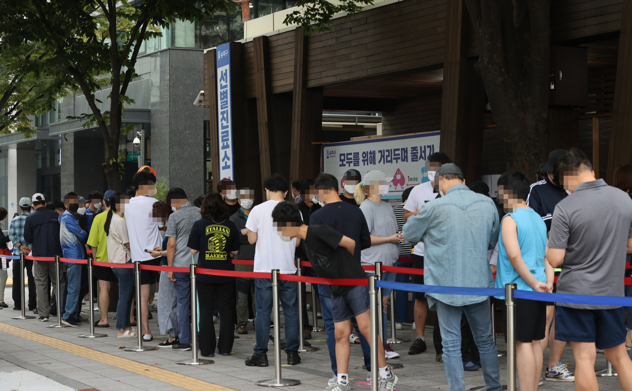 4일 오전 서울 송파구보건소 선별진료소에서 시민들이 코로나19 검사를 받기 위해 대기하고 있다. [연합]