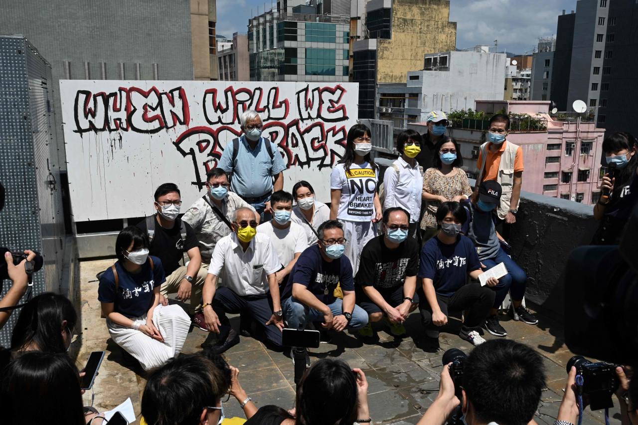 31년 역사의 홍콩 최대 노동단체인 홍콩직공회연맹(HKCTU)이 공식 해산했다. 사진은 홍콩직공회연맹 소속원들이 지난 달 25일 전시회 시작일 기자회견 장면. [AFP]