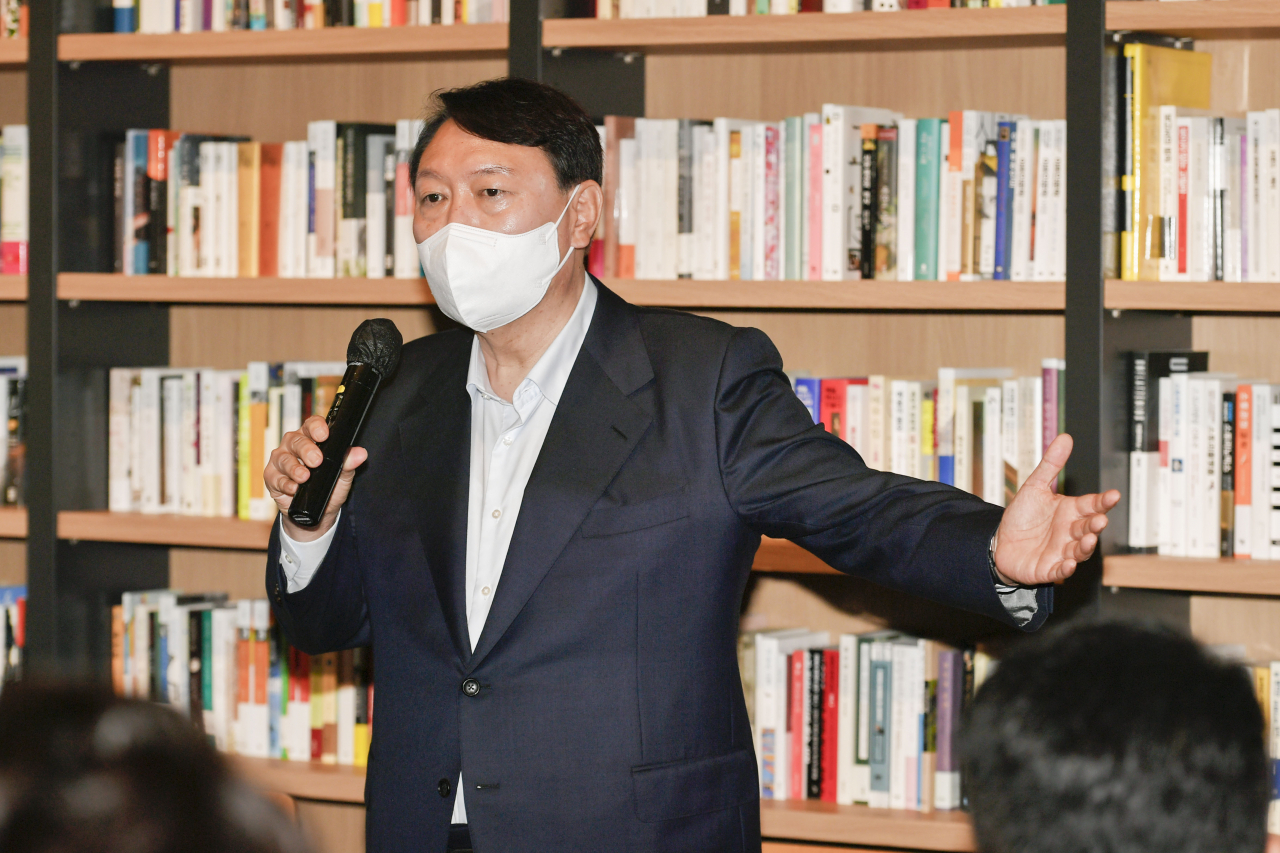 국민의힘 대선주자인 윤석열 전 검찰총장이 3일 서울 강남구 최인아책방에서 열린 국민캠프 청년위원회 임명장 수여식에서 마무리 발언을 하고 있다. [연합]