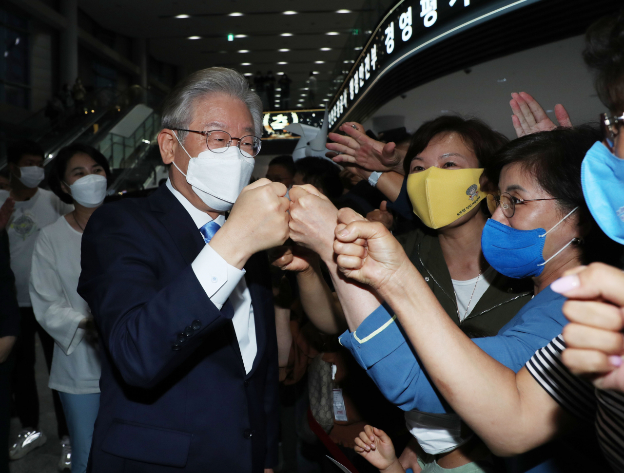 더불어민주당 대선주자 이재명 경기지사가 3일 인천 연수구 송도컨벤시아에서 열린 인천 순회합동연설회 및 2차 슈퍼위크 행사를 마치고 지지자들과 주먹인사하고 있다. [연합]