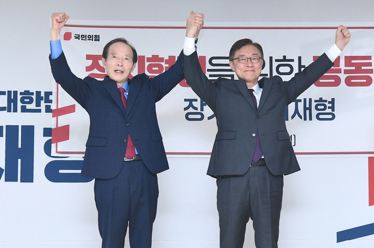 국민의힘 대선주자인 최재형 전 감사원장(오른쪽)이 4일 서울 여의도 캠프 사무실에서 장기표 경남 김해을 당협위원장과 연대 선언을 한 뒤 기념촬영을 하고 있다. [연합]