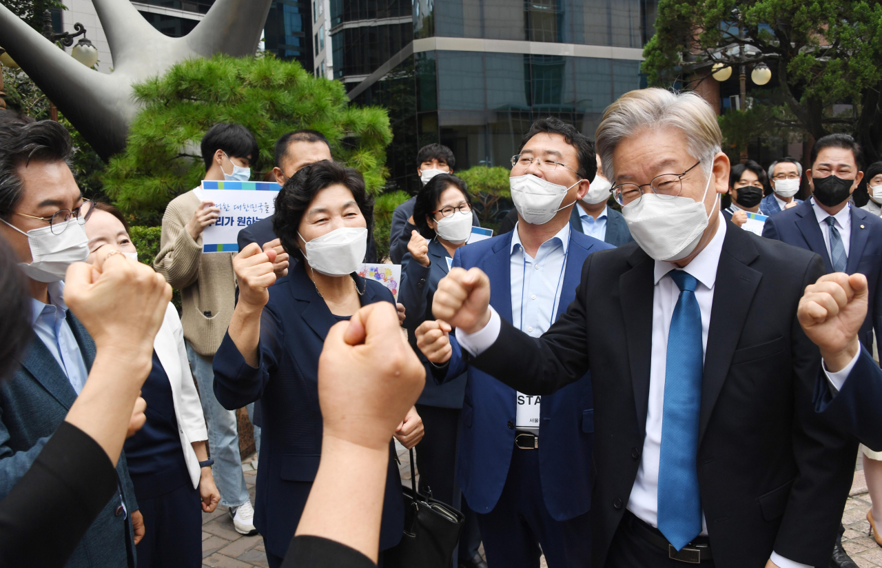 지지자들과 인사하고 있는 이재명 더불어민주당 대선 경선 후보 [연합]