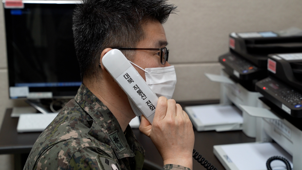 북한이 한미연합훈련에 반발하며 일방적으로 단절했던 남북통신연락선이 복원된 4일 군 관계자가 남북 군 통신선 시험통화를 하고 있다. [연합]