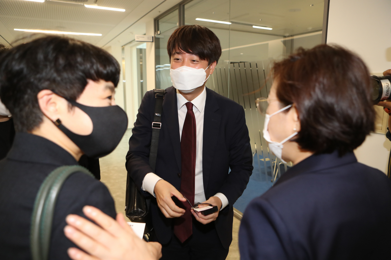 이준석 국민의힘 대표가 지난 1일 오후 포항 체인지업 그라운드를 방문해 관계자들과 인사하고 있다. [연합]