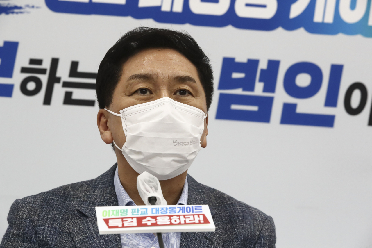 김기현 국민의힘 원내대표가 4일 오후 국회에서 열린 긴급 기자간담회에서 대장동 개발사업 관련 검찰의 추가 압수수색이 시급하다고 밝히고 있다. [연합]