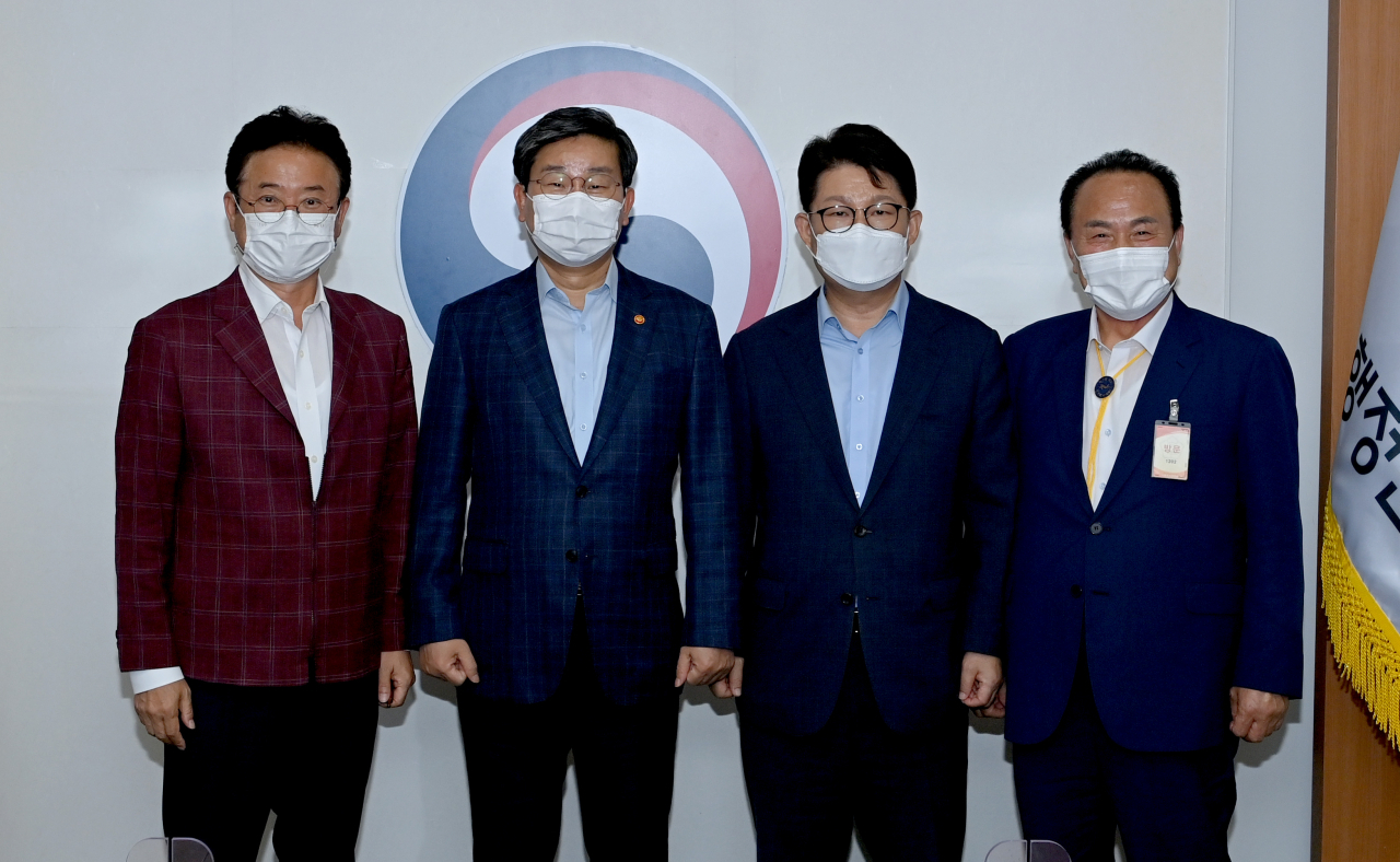 권영진 대구시장과 이철우 경북지사, 김영만 군위군수는 3일 전해철 행정안전부 장관을 만나 군위군의 대구 편입을 위한 법률안 제정을 요청했다.[경북도 제공]
