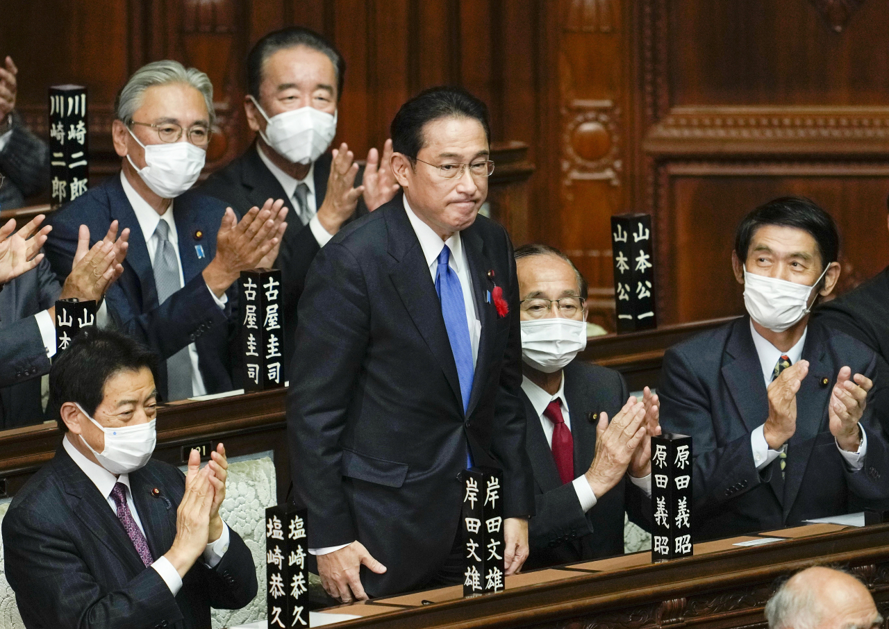 기시다 후미오 일본 자민당 신임 총재가 4일 의회에서 새 총리로 선출된 뒤 동료 의원들의 축하를 받고 있다. 일본 참의원과 중의원은 과반의 찬성으로 기시다를 제100대 총리로 선출했다. [연합]