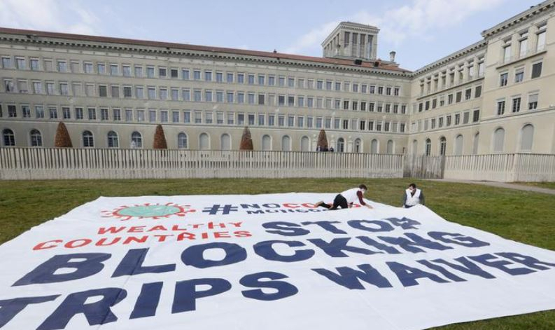 국경없는 의사회 회원이 지난 3월 4일 스위스에 있는 세계무역기구(WTO) 건물 밖에서 코로나19 백신에 대한 지식재산권 일시 면제를 요구하는 내용의 현수막을 펼치고 있다. [로이터]