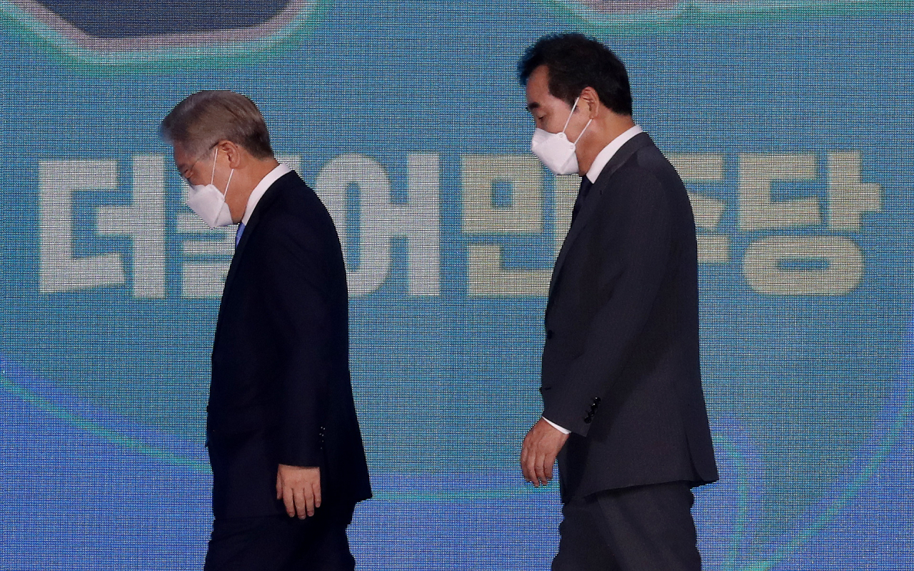 더불어민주당 이재명(왼쪽), 이낙연 대선 경선 후보가 지난 3일 인천 연수구 송도컨벤시아에서 열린 인천 순회합동연설회 및 2차 슈퍼위크 행사에서 결과 발표 후 단상을 내려오고 있다. [연합]