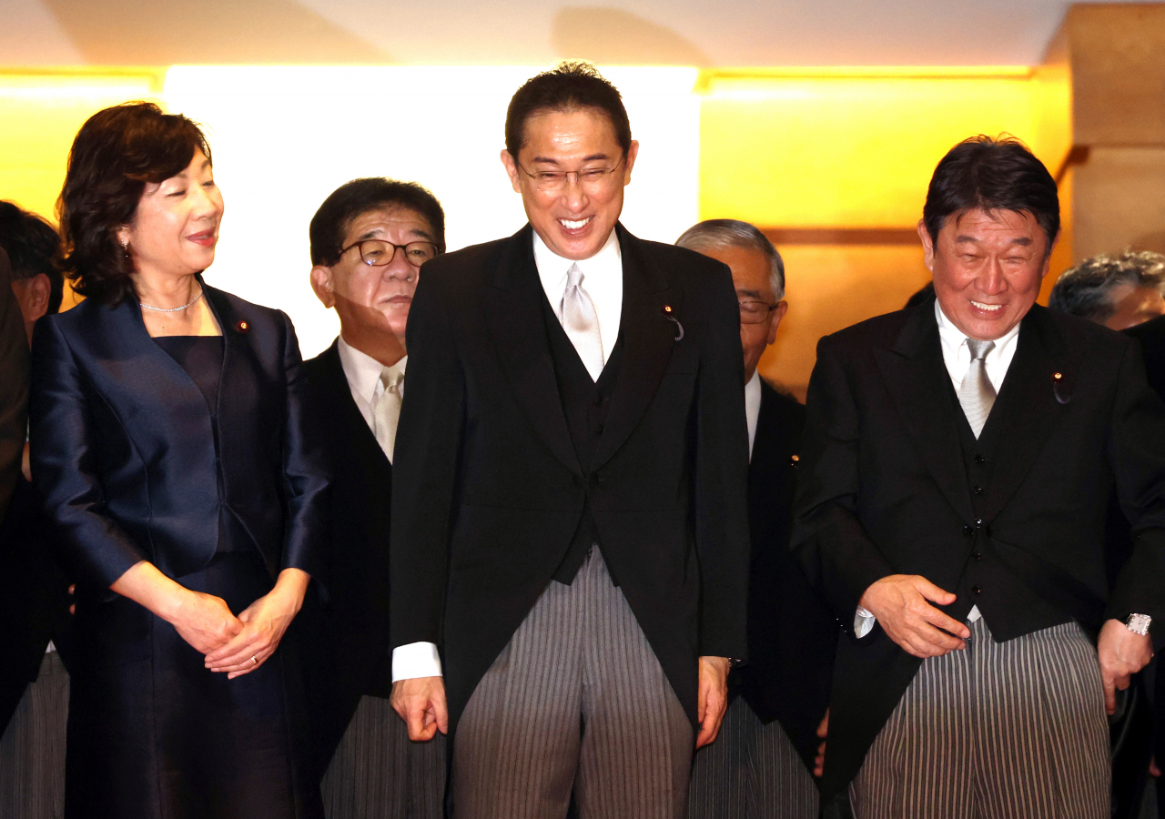 기시다 후미오(岸田文雄·앞줄 가운데) 일본 제 100대 총리가 4일 도쿄(東京) 총리 관저에서 새 내각 구성원과 기념 촬영을 하며 활짝 웃고 있다. [EPA]