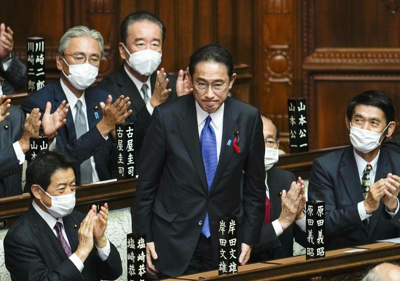 기시다 후미오(岸田文雄·앞줄 가운데) 일본 총리가 4일 도쿄(東京) 중의원에서 제 100대 일본 총리로 선출된 뒤 박수를 받고 있다. [EPA]