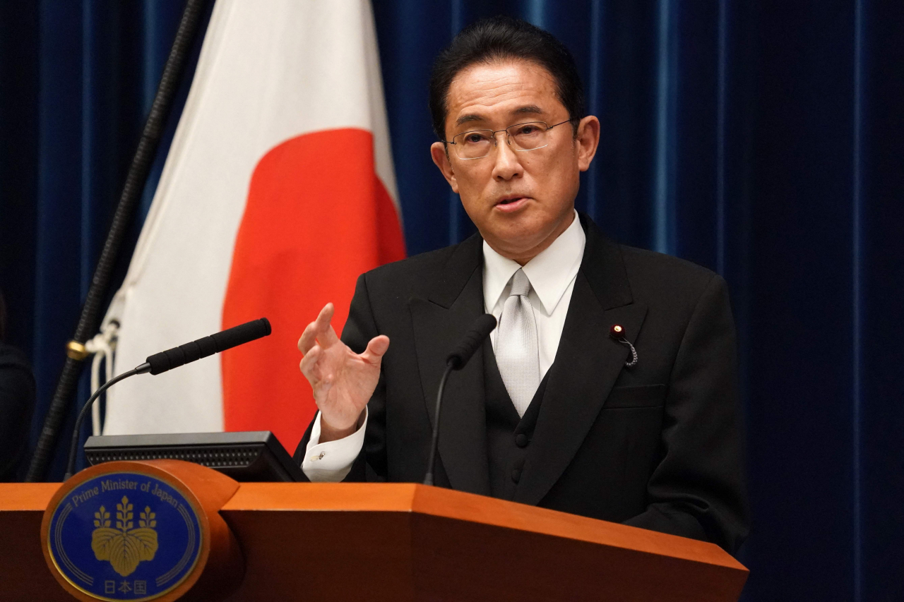 기시다 후미오(岸田文雄) 일본 총리가 4일 도쿄(東京) 총리 관저에서 취임 후 첫 기자회견에서 발언하고 있다. [AFP]