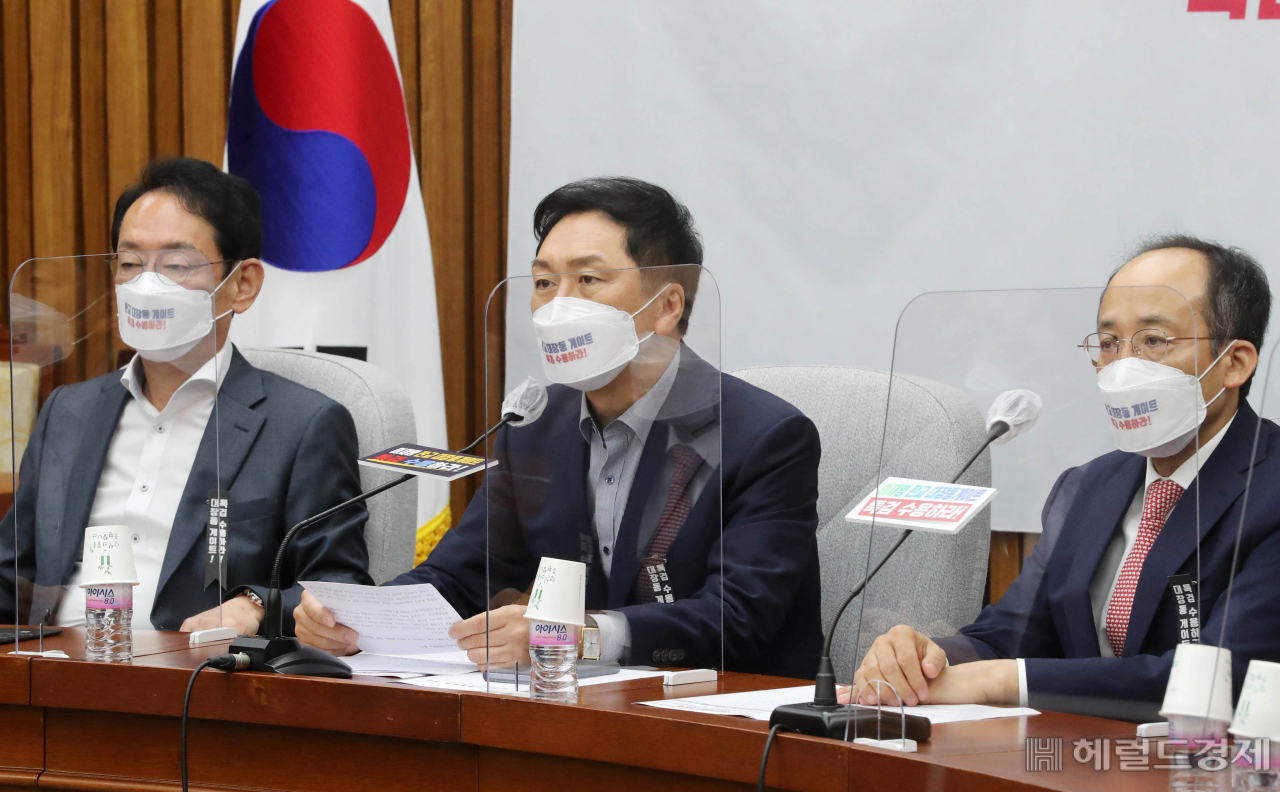 [헤럴드경제=이상섭 기자] 5일 오전 서울 여의도 국회에서 열린 국민의힘 국정감사대책회의에서 김기현 원내대표가 발언을 하고 있다.이날 참석자들은 대장동 개발 특혜 의혹 관련 특검을 요구하는 마스크와 리본을 부착하고 회의에 참석했다.