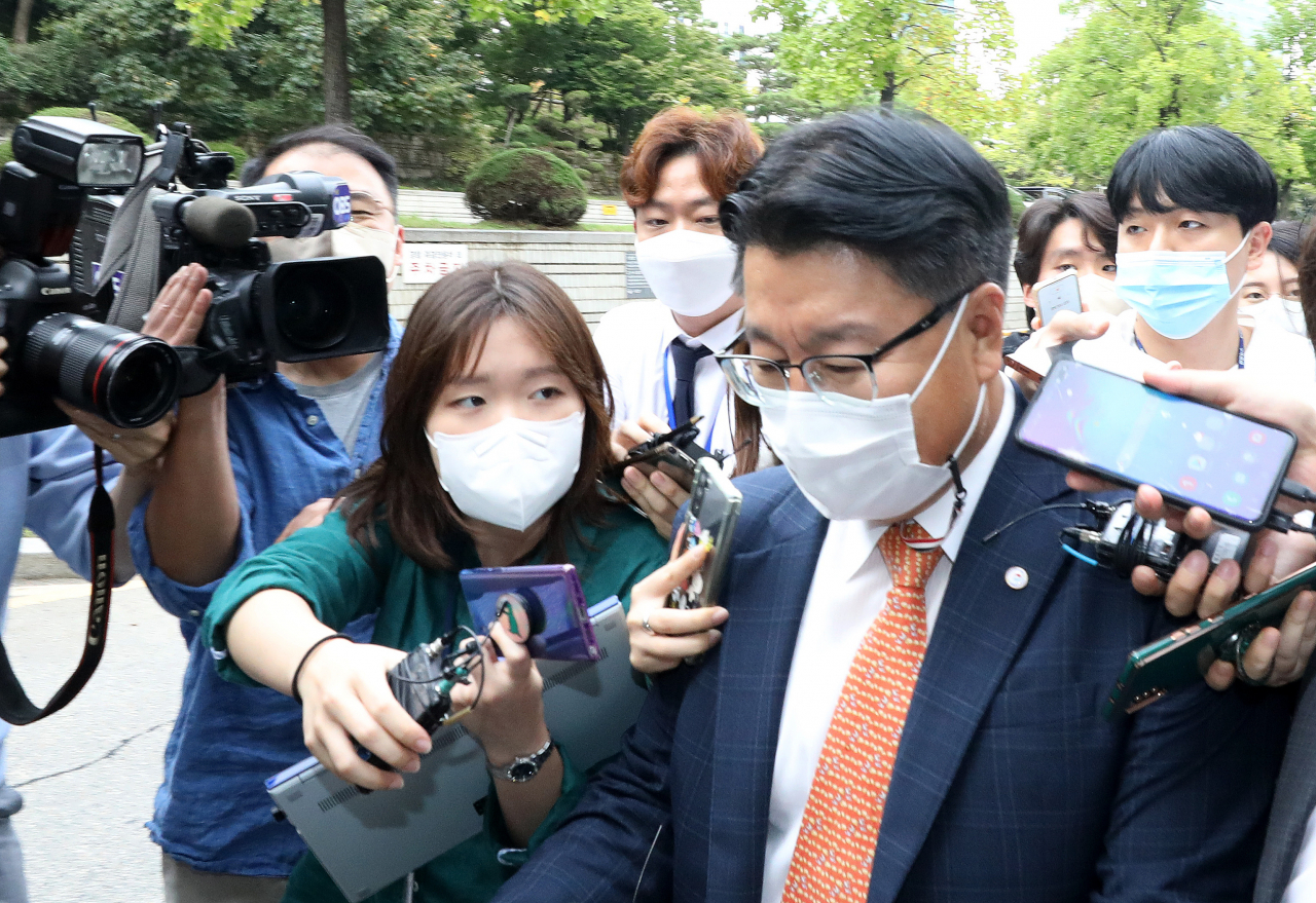 ‘대장동 개발사업 특혜 의혹’의 핵심 인물인 유동규 전 성남도시개발공사 기획본부장의 구속영장실질심사가 열린 지난 3일 오후 서울 서초구 서울중앙지방법원에서 유씨의 변호를 맡은 김국일 변호사가 법정을 나오며 취재진의 질문에 답변하고 있다. [연합]