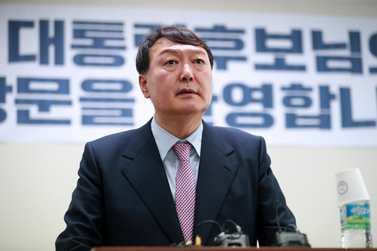 대선출마 후 두번째 부산을 방문한 국민의힘 대선 경선 후보 윤석열 전 검찰총장이 4일 부산 사상구 당협위원회 사무실을 찾아 인사말을 하고 있다. [연합]