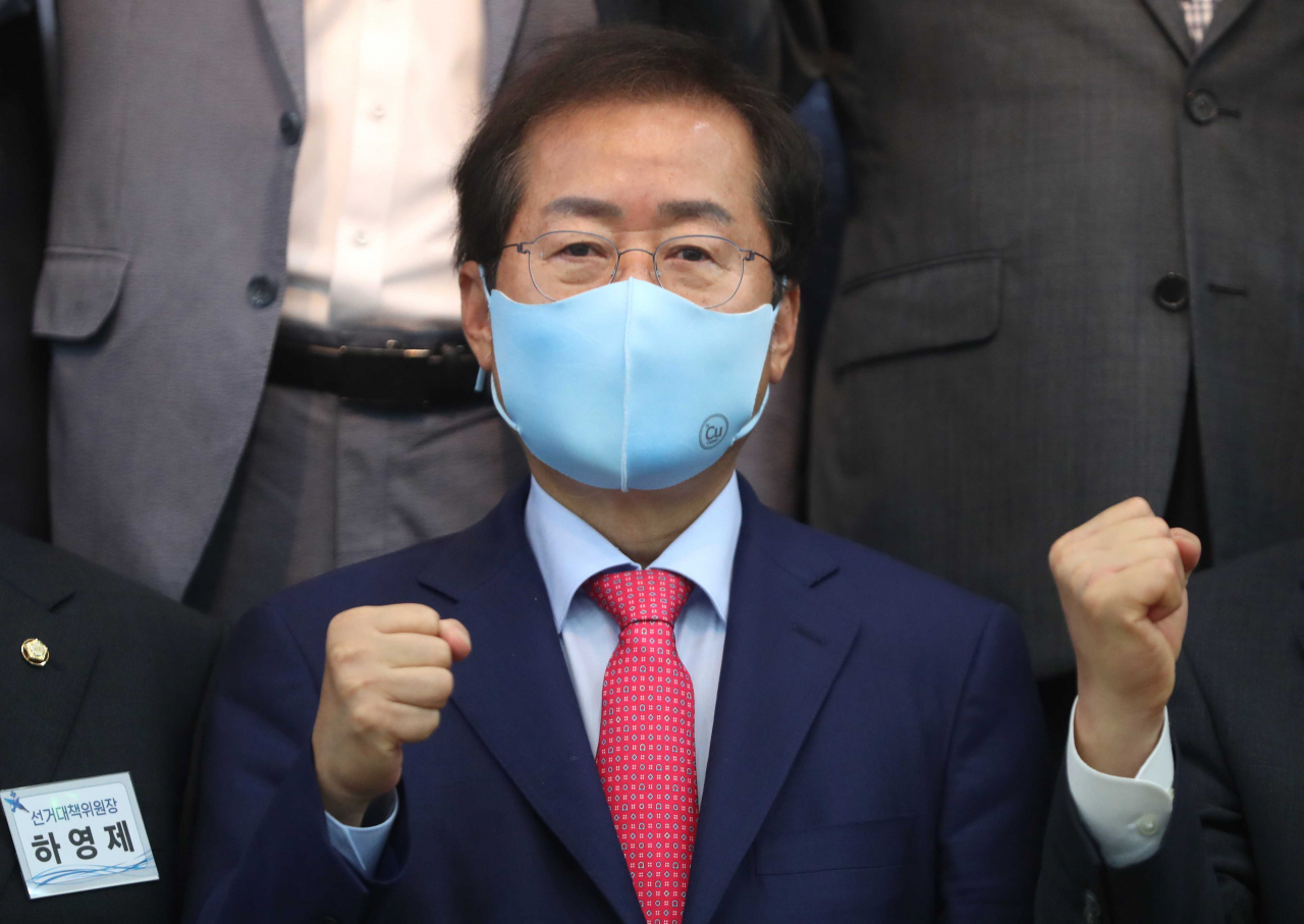 국민의힘 대선 예비후보인 홍준표 의원이 4일 오전 경남 창원시 의창구 경남도당에서 열린 'jp희망캠프 경남선대위 임명장 수여식'에서 선대위와 함께 촬영하고 있다. [연합]