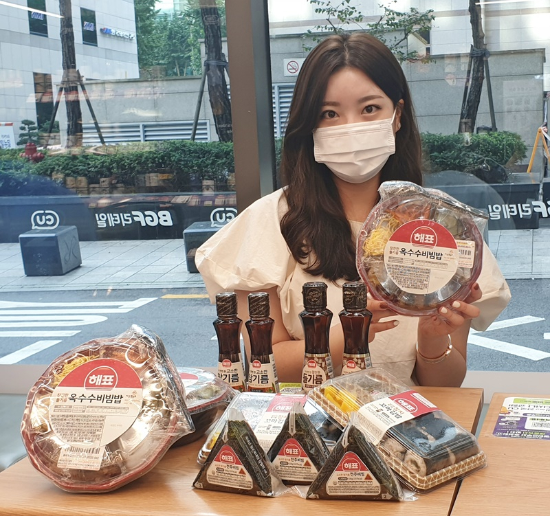 CU는 사조대림과 손잡고 참기름의 대명사 ‘해표’ 브랜드를 입힌 12종의 이색 상품을 출시한다. [CU 제공]