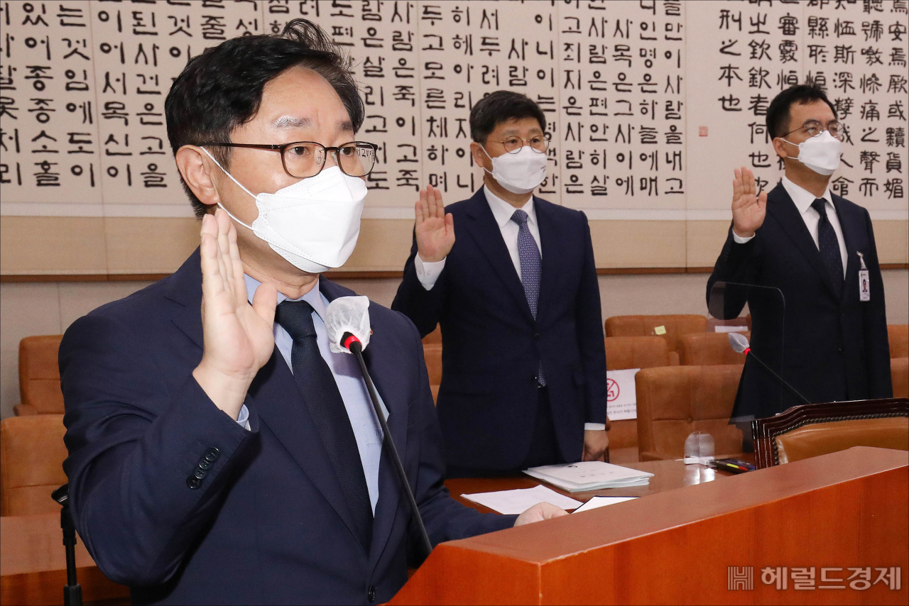 [헤럴드경제=이상섭 기자] 박범계 법무부 장관이 5일 오전 서울 여의도 국회에서 열린 국회 법제사법위원회 전체회의 법무부 등에 대한 2021 국정감사에서 증인선서를 하고 있다.