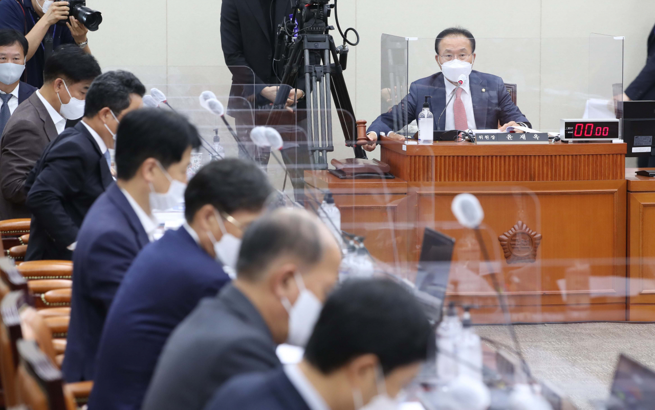 윤재옥 국회 정무위원장이 5일 국회에서 열린 정무위원회의 공정거래위원회 등 국정감사에서 감사 개시를 선언하는 의사봉을 두드리고 있다. [연합]