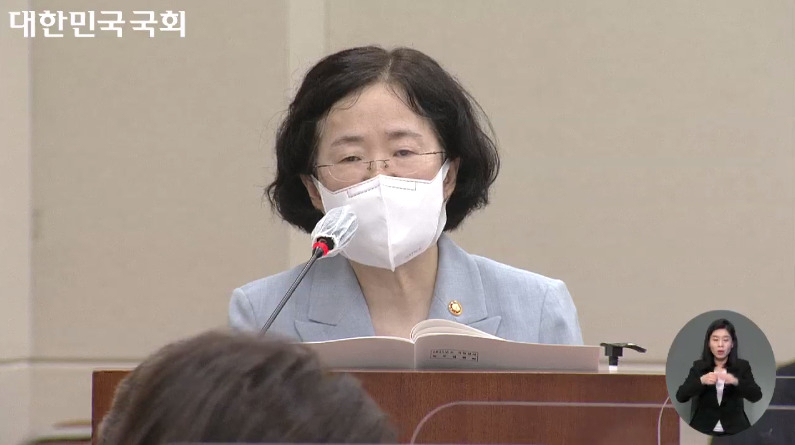 공정거래위원회는 5일 대한항공·아시아나 기업결합 심사를 연내 마무리한다고 발표했다. 대우조선해양과 현대중공업간 결합도 연내에 끝낸다.조성욱 공정거래위원장은 이날 국회에서 열린 정무위원회 국정감사에서 업무현황을 보고하며 이같이 밝혔다. [국회인터넷의사중계시스템 화면]