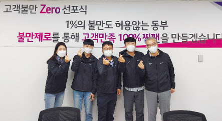 LG유플러스는 불만제로 캠페인을 통해 전국 11개 영업팀과 119개 대리점에서 고객 민원 ‘0’ 목표 도전에 성공했다고 5일 밝혔다. 사진은 정수헌(오른쪽 첫번째) LG유플러스 컨슈머 부문장이 불만콜 제로 캠페인을 시행하는 매장을 방문한 모습. [LG유플러스 제공]