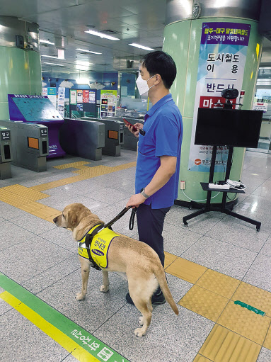스마트 음성유도기 중계기 현장시연을 하고있다. [한국철도기술연구원 제공]