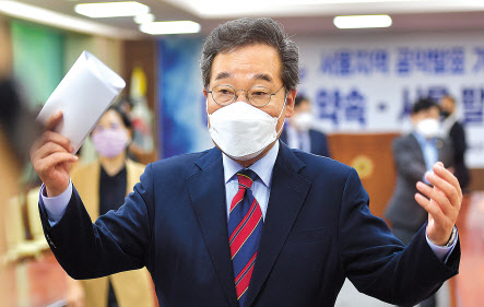 막바지에 들어선 더불어민주당 대선 경선레이스에서도 대장동 의혹 공방이 연일 뜨거운 가운데 이재명(위쪽) 경기도지사가 5일 오전 경기도의회 임시회 출석길에서 지지자들에게 손을 흔들고 있다. 이낙연 민주당 전 대표는 이날 오전 서울시의회 의원회관에서 서울 지역 공약 발표를 하고 있다. [연합]