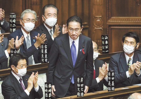 기시다 후미오(岸田文雄·앞줄 가운데) 일본 총리가 4일 도쿄(東京) 중의원에서 제 100대 일본 총리로 선출된 뒤 박수를 받고 있다. [EPA]