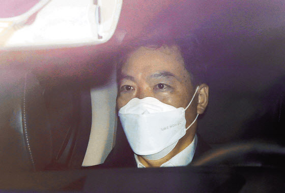 성남시 대장동 개발 특혜 의혹 관련 검찰 수사가 본격화된 가운데 김오수 검찰총장이 5일 오전 서울 서초구 대검찰청으로 출근하고 있다. [연합]