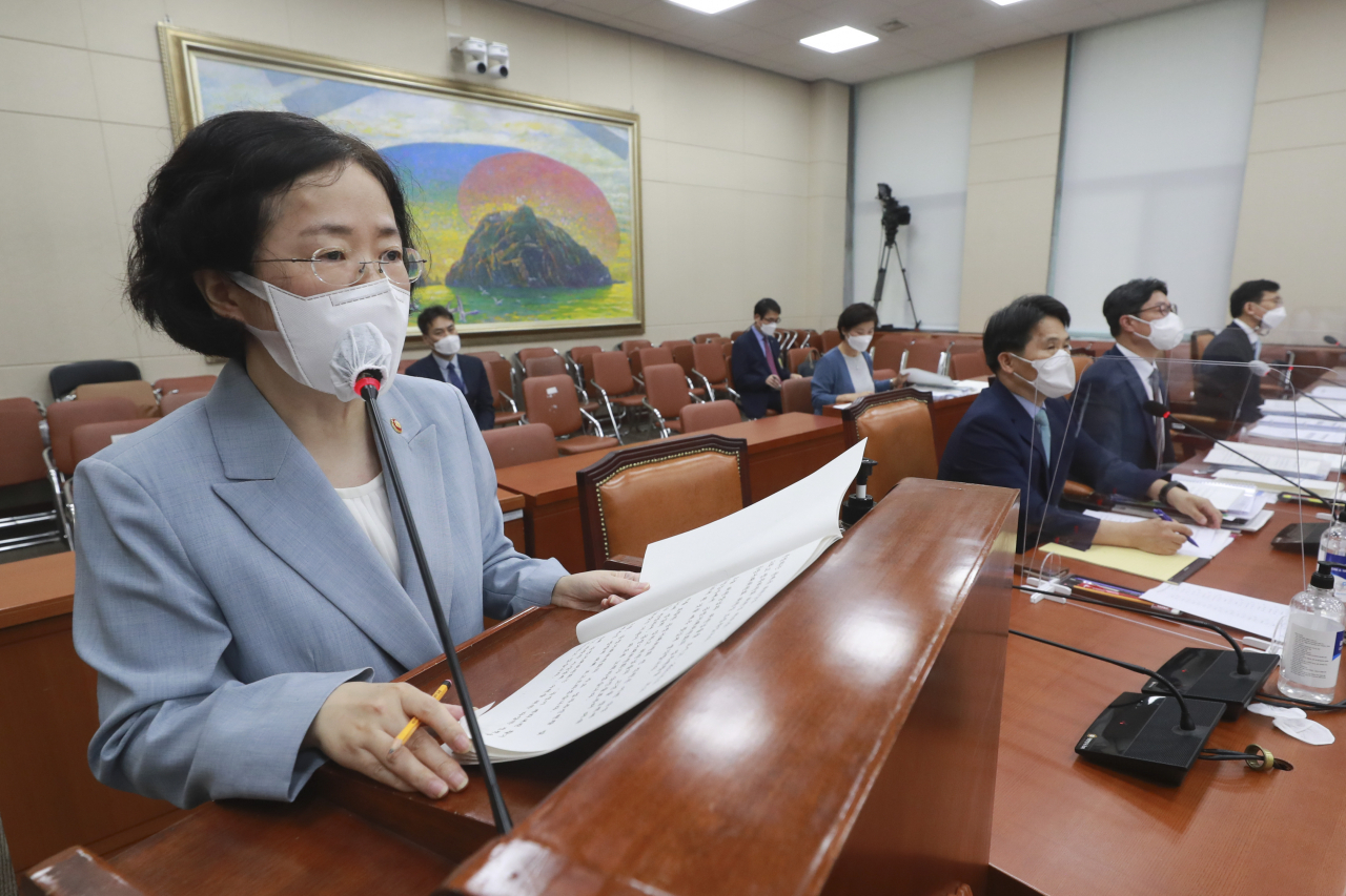 조성욱 공정거래위원장이 5일 서울 여의도 국회에서 열린 국회 정무위원회 국정감사에서 업무보고하고 있다. [연합]