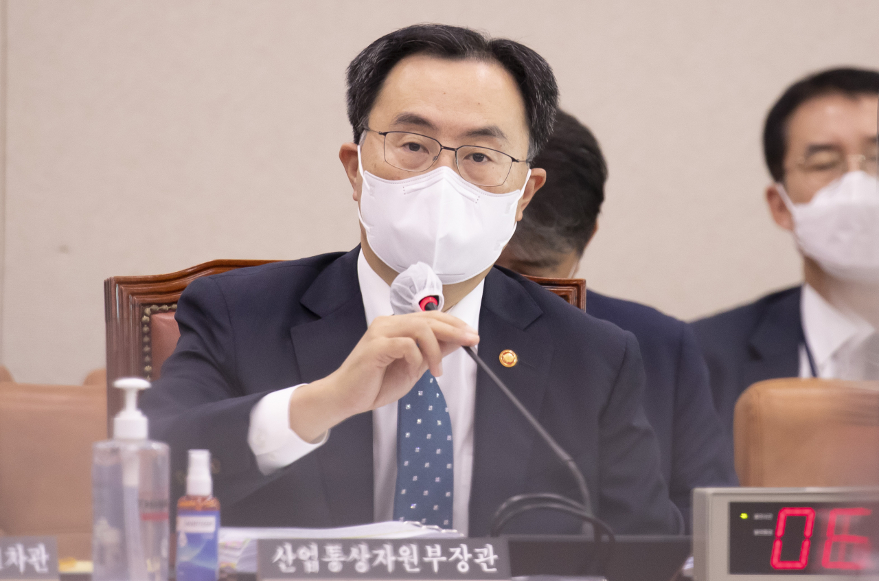 문승욱 산업통상자원부 장관이 5일 국회 산업통상자원중소벤처기업위원회의 산업통상자원부 국정감사에서 답변하고 있다. ［연합］