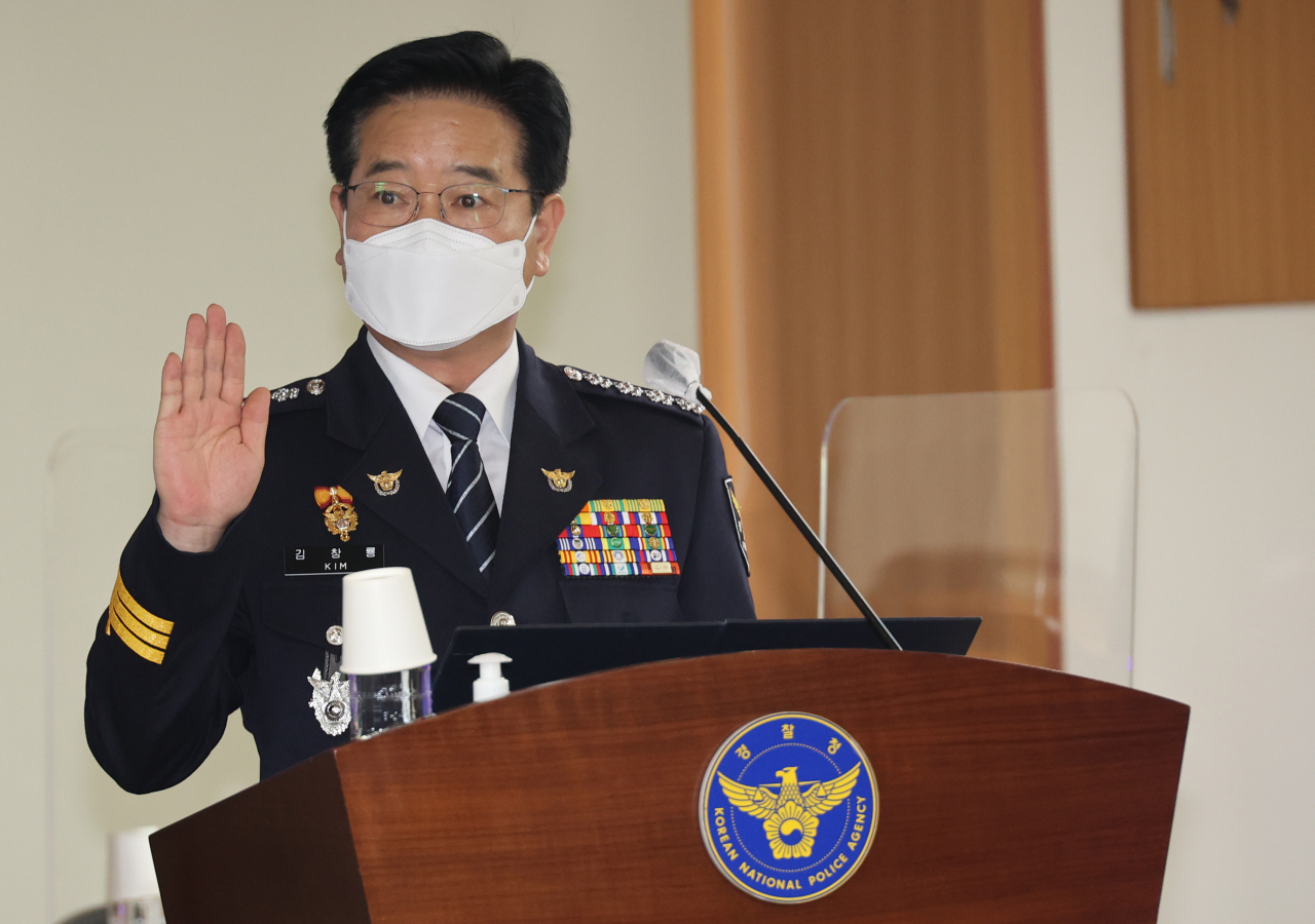 검경 수사권 조정으로 경찰 권한이 커졌지만 각종 비위에 따른 징계 건수는 되레 늘어난 것으로 나타나 기강 해이에 대한 우려가 제기된다. 사진은 5일 오전 서울 서대문구 경찰청에서 열린 국회 행정안전위원회의 경찰청 국정감사에 참석, 증인선서를 하고 있는 김창룡 경찰청장. [연합]