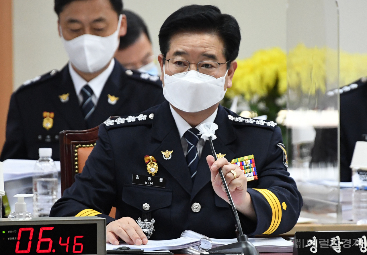 [사진=국회사진기자단] [헤럴드경제=이상섭 기자] 김창룡 경찰청장이 5일 오후 서울 서대문구 경찰청에서 열린 국회 행정안전위원회의 경찰청 국정감사에서 질의에 답하고 있다.