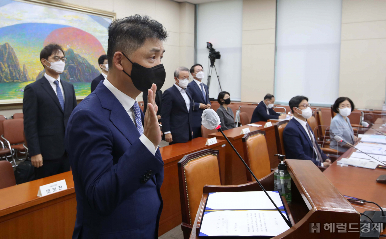 [헤럴드경제=이상섭 기자] 김범수 카카오 의장이 5일 서울 여의도 국회에서 열린 국회 정무위원회 국정감사에 출석해 증인 선서하고 있다.