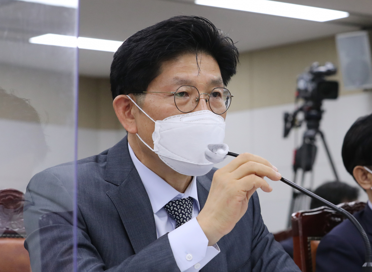 노형욱 국토교통부 장관이 5일 세종시 정부세종청사에서 열린 국회 국토교통위원회의 국토교통부 국정감사에서 위원 질의에 답변하고 있다. [연합]