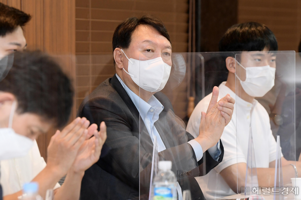 설훈 더불어민주당 의원이 다수의 현역군인들이 야권 유력 대선주자인 윤석열 전 검찰총장 선거운동을 지원하고 있다며 군형법 위반 혐의를 거론한 가운데 윤 전 총장 측은 캠프에 단 한명의 현역군인도 참여하고 있지 않다고 일축했다. 자료사진. [헤럴드DB]