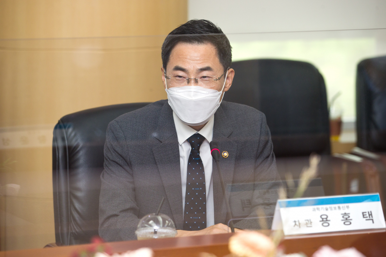 용홍택 과학기술정보통신부 제1차관이 5일 오후 대전광역시 유성구 연구개발특구진흥재단 회의실에서 열린 'K-선도 연구소기업 현판 수여식' 에 참석해 인사말을 하고 있다.[과기정통부 제공]