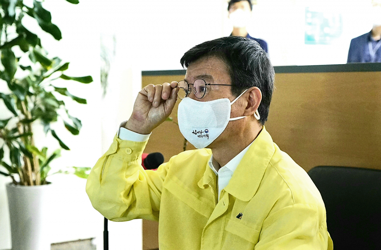 문성혁 해양수산부 장관이 16일 추석 연휴를 앞두고 인천 연안여객터미널을 방문해 특별수송대책을 점검하고 있다. [해양수산부 제공. 재판매 및 DB 금지] 연합뉴스