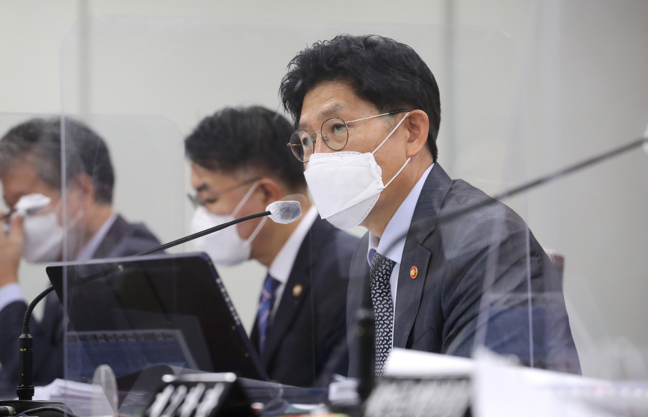 노형욱 국토교통부 장관이 5일 오후 세종시 정부세종청사에서 열린 국회 국토교통위원회의 국토부 국정감사에서 위원 질의에 답변하고 있다. [연합]