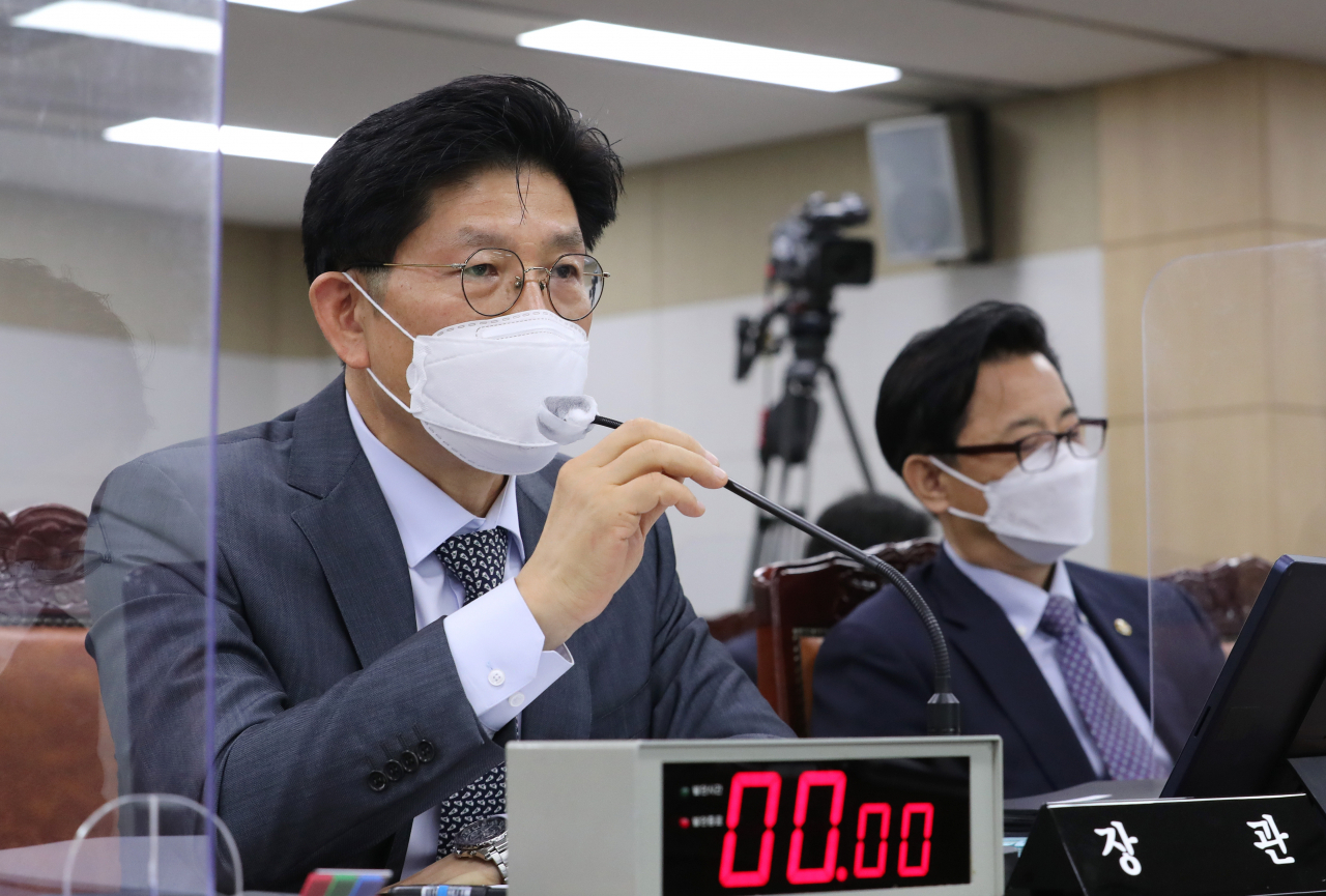 노형욱 국토교통부 장관이 5일 오전 세종시 정부세종청사에서 열린 국회 국토교통위원회의 국토교통부, 행정중심복합도시건설청, 새만금개발청 국정감사에서 위원 질의에 답변하고 있다. [연합뉴스]