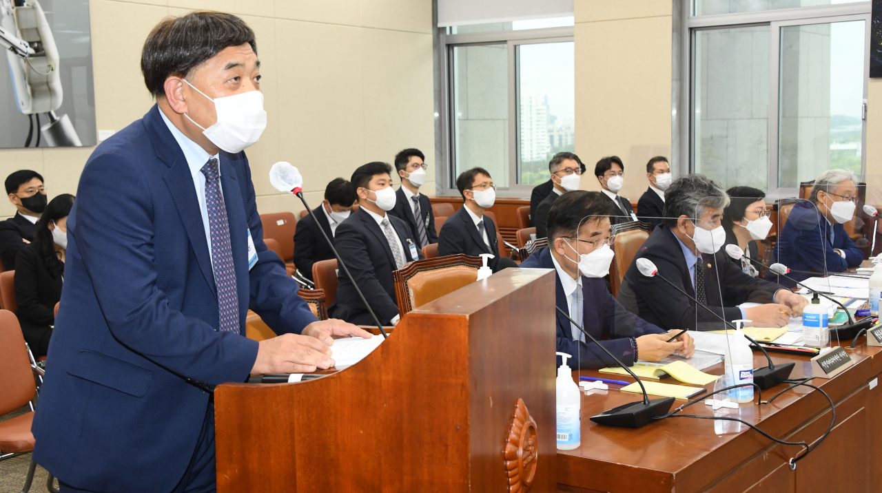 5일 국회에서 열린 과학기술정보방송통신위원회 국정감사에서 이강택 TBS사장이 증인으로 출석해 답변하고 있다. [이상섭 기자]