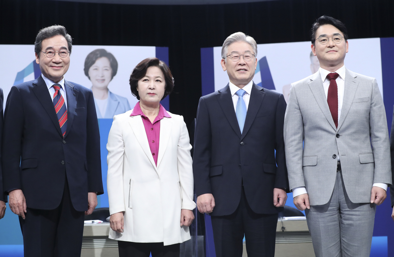5일 오후 경기도 부천시 OBS에서 열린 더불어민주당 대선 후보 토론회에 참석한 이낙연(왼쪽부터), 추미애, 이재명, 박용진 후보가 포즈를 취하고 있다. 연합뉴스