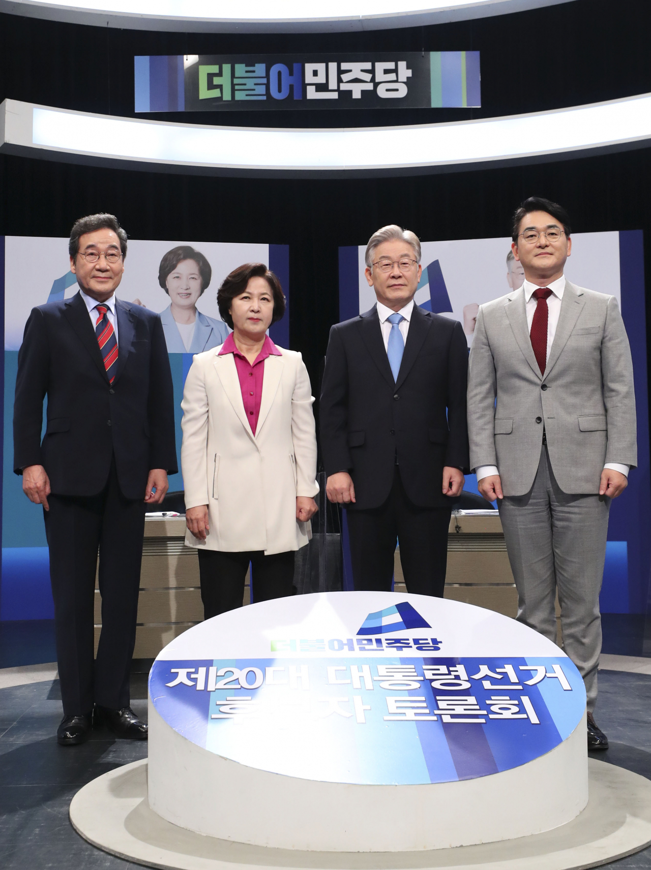 더불어민주당 대선 경선 후보인 이낙연(왼쪽부터), 추미애, 이재명, 박용진 후보가 5일 경기 부천시 OBS경인TV에서 열린 더불어민주당 제20대 대통령선거 후보자 방송토론회에 앞서 포즈를 취하고 있다. [연합]