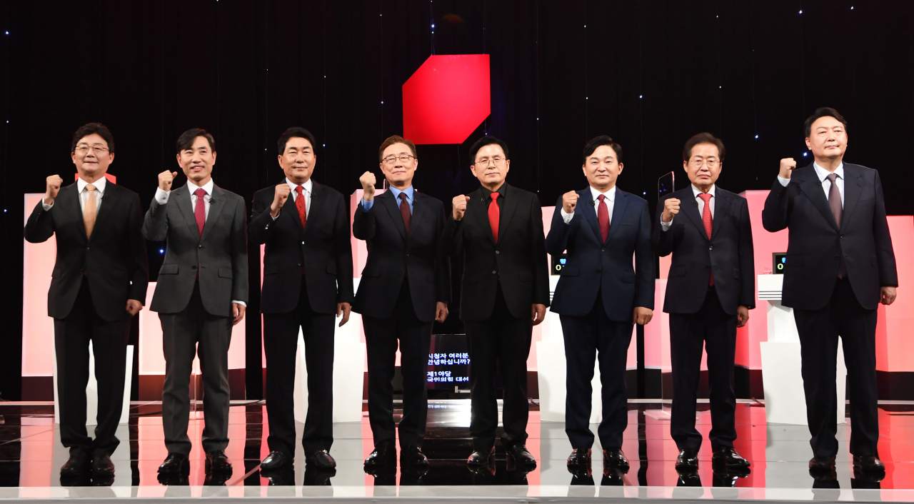 국민의힘 유승민(왼쪽부터), 하태경, 안상수, 최재형, 황교안, 원희룡, 홍준표, 윤석열 대선 경선 예비후보가 5일 오후 서울 여의도 한국방송공사 스튜디오에서 열린 제6차 방송토론회에 참석했다. [연합]
