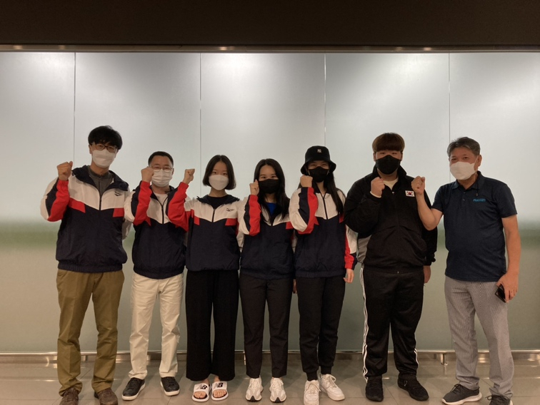출국 직전 파이팅 포즈를 취한 주니어 대표단. 왼쪽부터 장원혁 심판, 김웅대 감독, 김혜림,박미주, 송나경, 정민권, 신용진 전무이사 [대한당구연맹 제공]