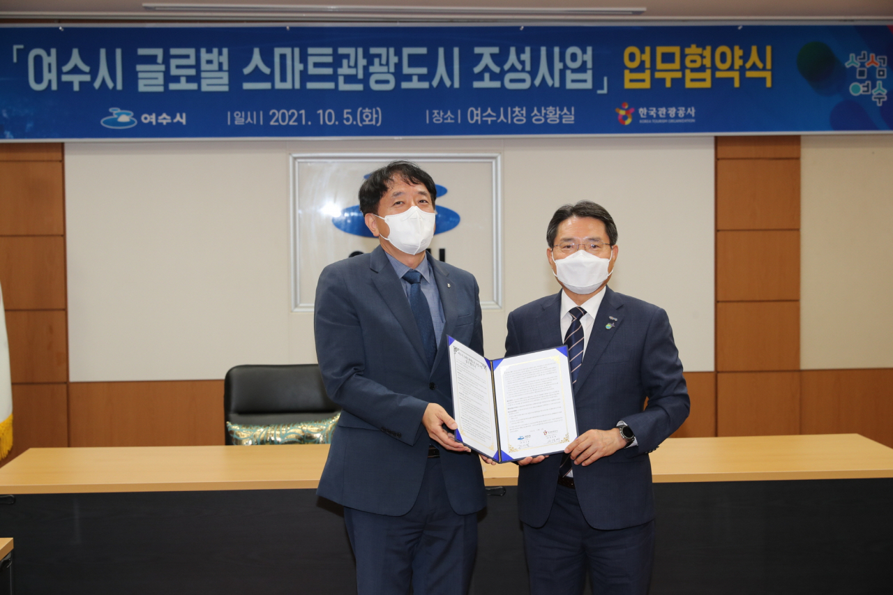 안영배(왼쪽) 한국관광공사 사장과 권오봉 여수시장이 스마트관광도시 조성사업 업무협약을 맺고 있다.