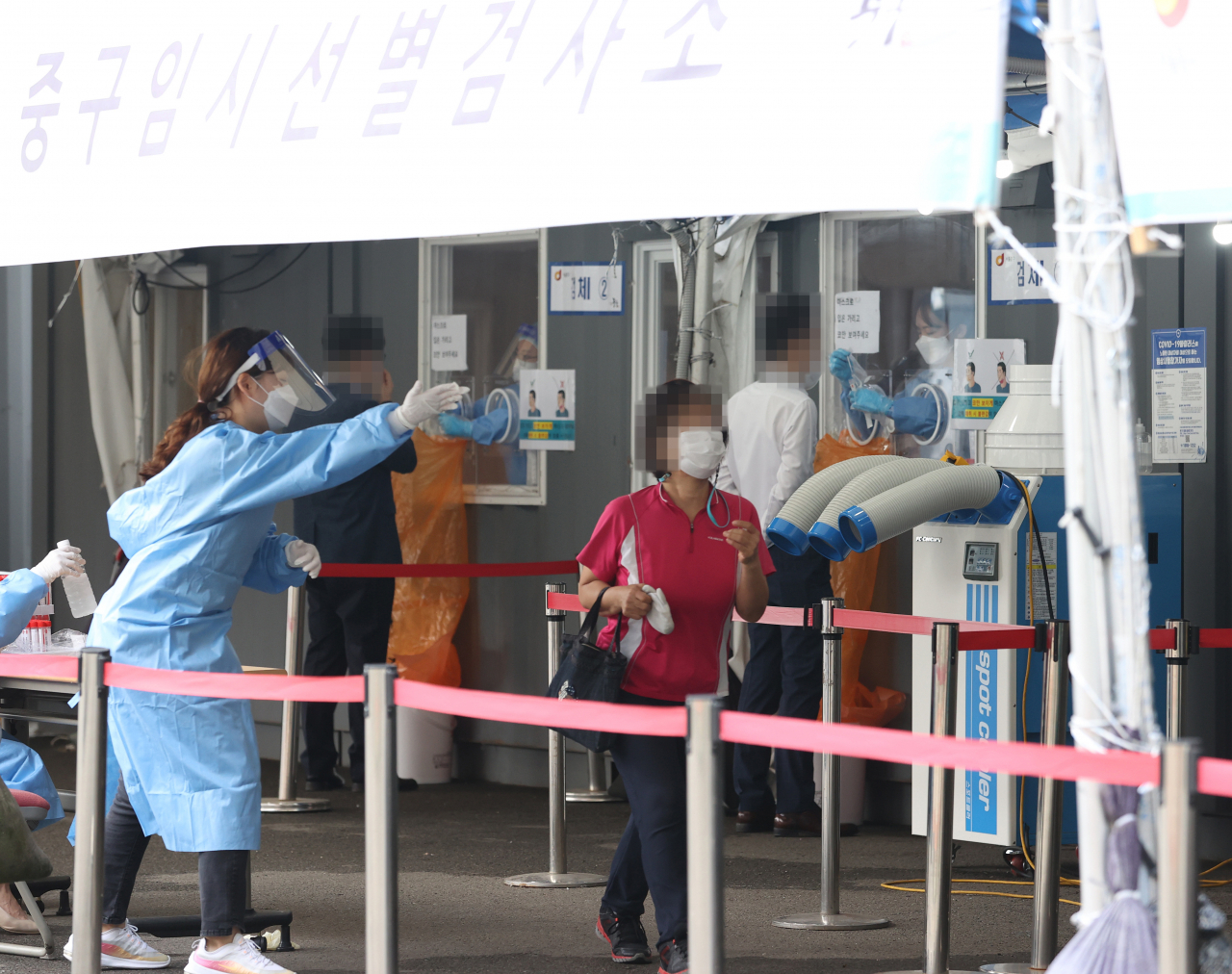 5일 오전 서울역광장에 마련된 신종 코로나바이러스 감염증(코로나19) 임시 선별검사소에서 시민들이 검사를 받고 있다. 연합뉴스