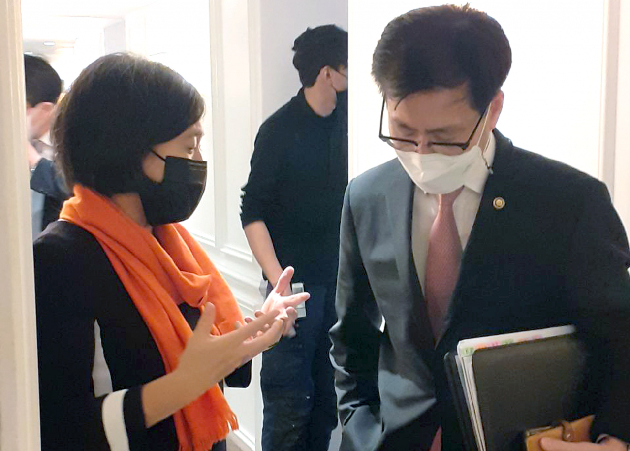 여한구(오른쪽) 산업통상자원부 통상교섭본부장이 5~6일(현지시간) 프랑스 파리에서 개최된 경제협력개발기구(OECD) 각료이사회에서 캐서린 타이 미국 무역대표부(USTR) 대표를 만나 최근 미 상무부가 반도체 공급망 기업을 대상으로 자료를 요청한 데 대해 우려를 전달하고 이에 대한 답변을 청취하고 있다.［산업통상자원부 제공］